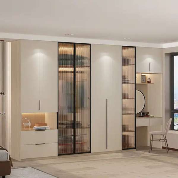 Tủ quần áo kịch trần thiết kế với khung nhôm và cánh kính cường lực QA152